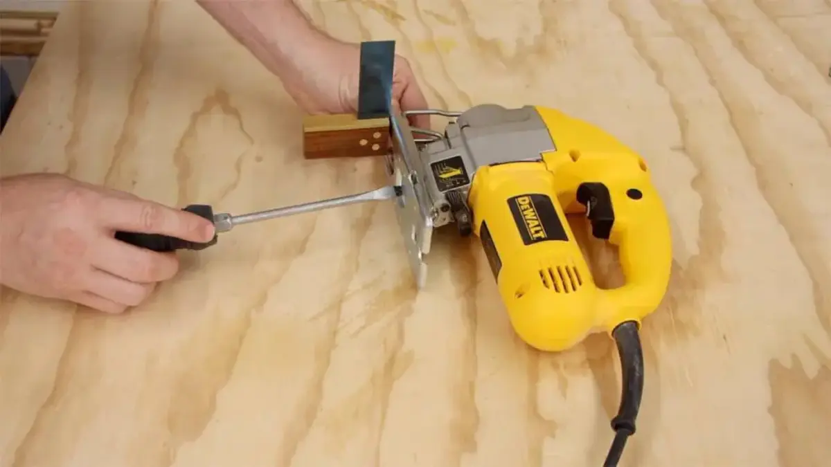 dewalt-jigsaw-not-cutting-straight